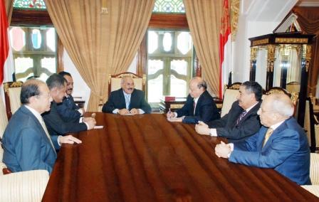 رئيس الجمهورية أثناء ترؤسه اجتماع القيادات العليا للدولة أمس